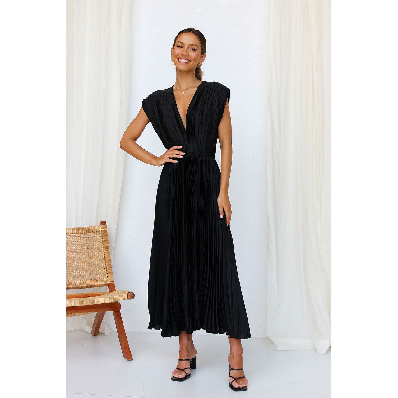 Robe Plissée Élégante avec Décolleté en V – Parfaite pour les Occasions Spéciales