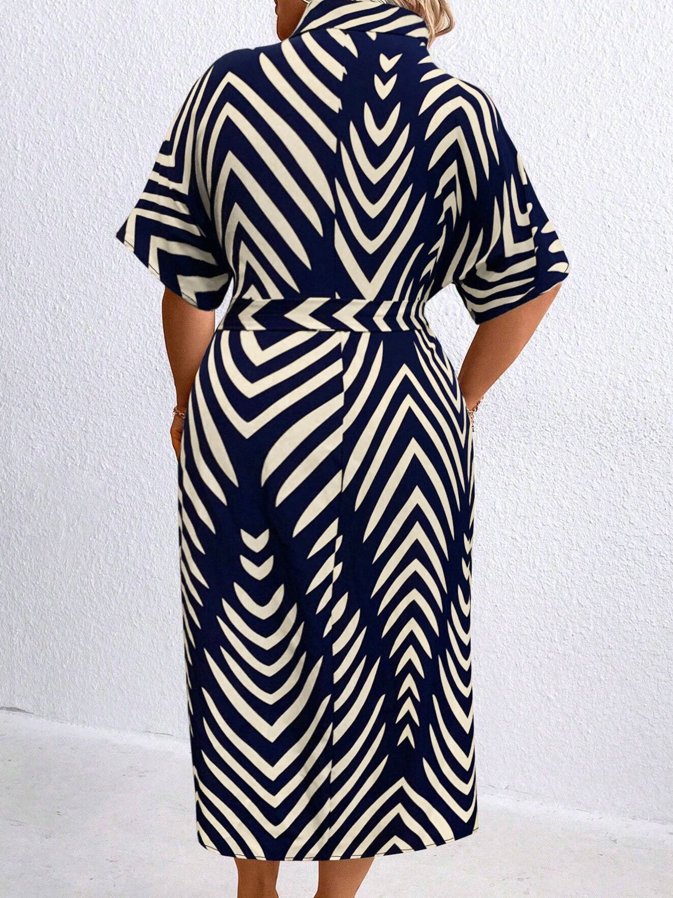 Robe grande taille chic imprimée – Ceinture intégrée, col chemise – Élégance casual
