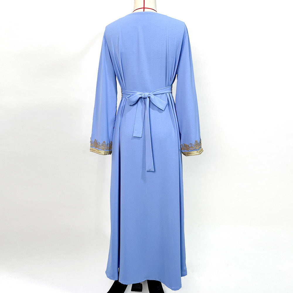 Caftan bleu brodé doré & perles – Élégance tendance pour mariages et soirées