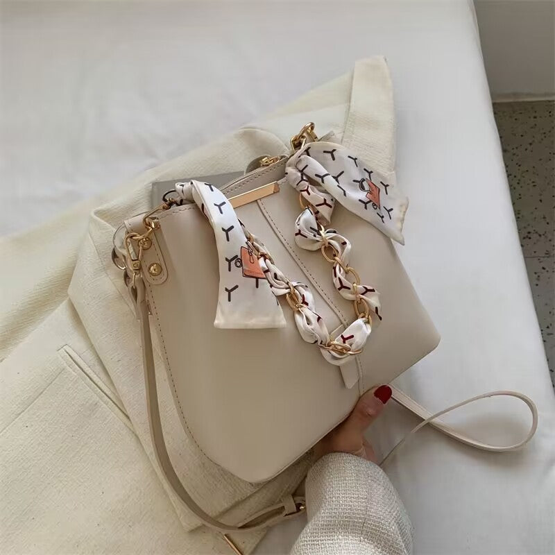 Sac Bandoulière Élégant Femme – Sac Seau avec Chaîne Dorée & Foulard – Sac à Main Chic et Tendance