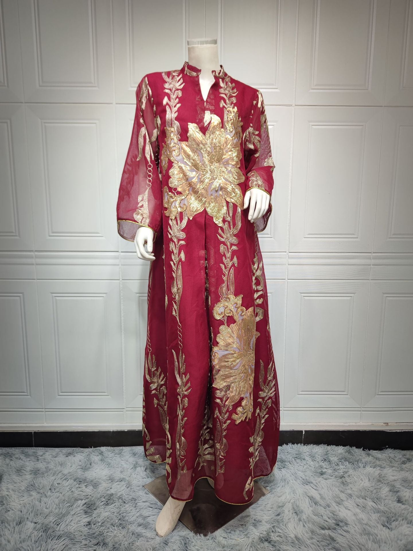 Robe Longue Orientale Luxe – Broderies & Sequins Dorés – Élégance Dubaï pour Occasions Spéciales