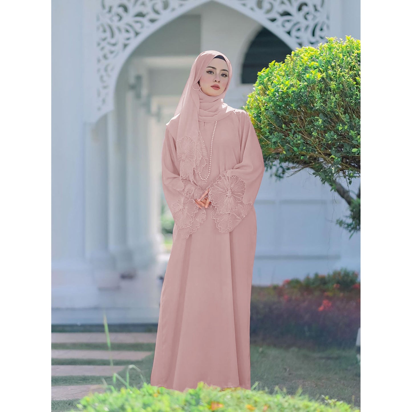 Abaya Élégante Brodée – Manches Florales & Coupe Modeste Chic