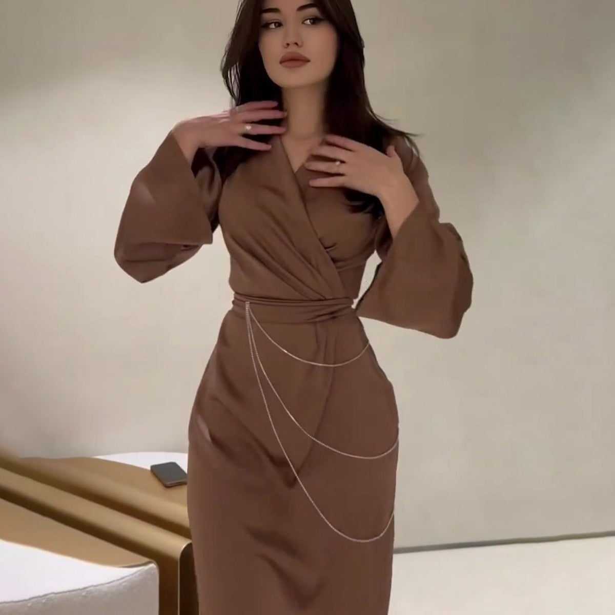 ROBE CACHE-CŒUR MARRON – ÉLÉGANCE MINIMALISTE AVEC CHAÎNES