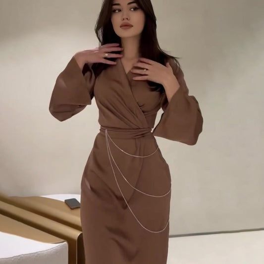 ROBE CACHE-CŒUR MARRON – ÉLÉGANCE MINIMALISTE AVEC CHAÎNES
