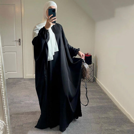 Abaya noire fluide femme avec hijab contrastant, coupe ample et élégante