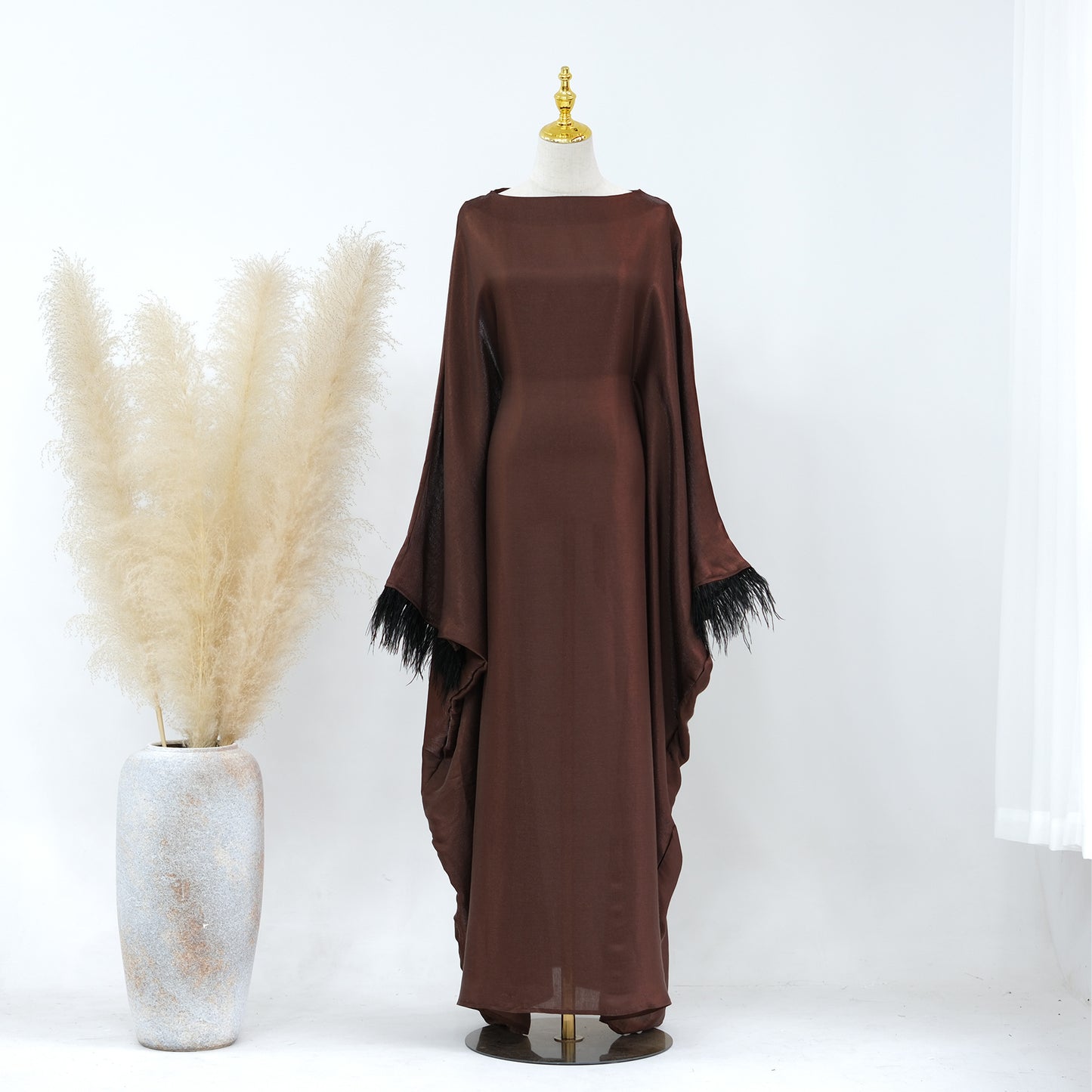 Abaya Luxe Satinée à Manches Chauve-Souris & Finitions Plumes