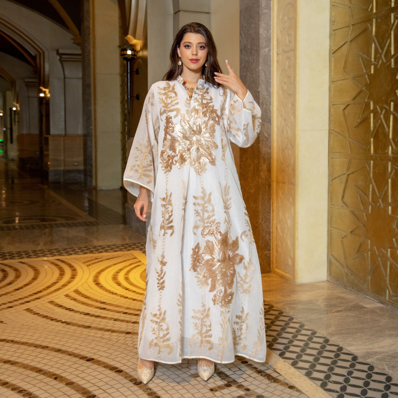 Robe Longue Orientale Luxe – Broderies & Sequins Dorés – Élégance Dubaï pour Occasions Spéciales