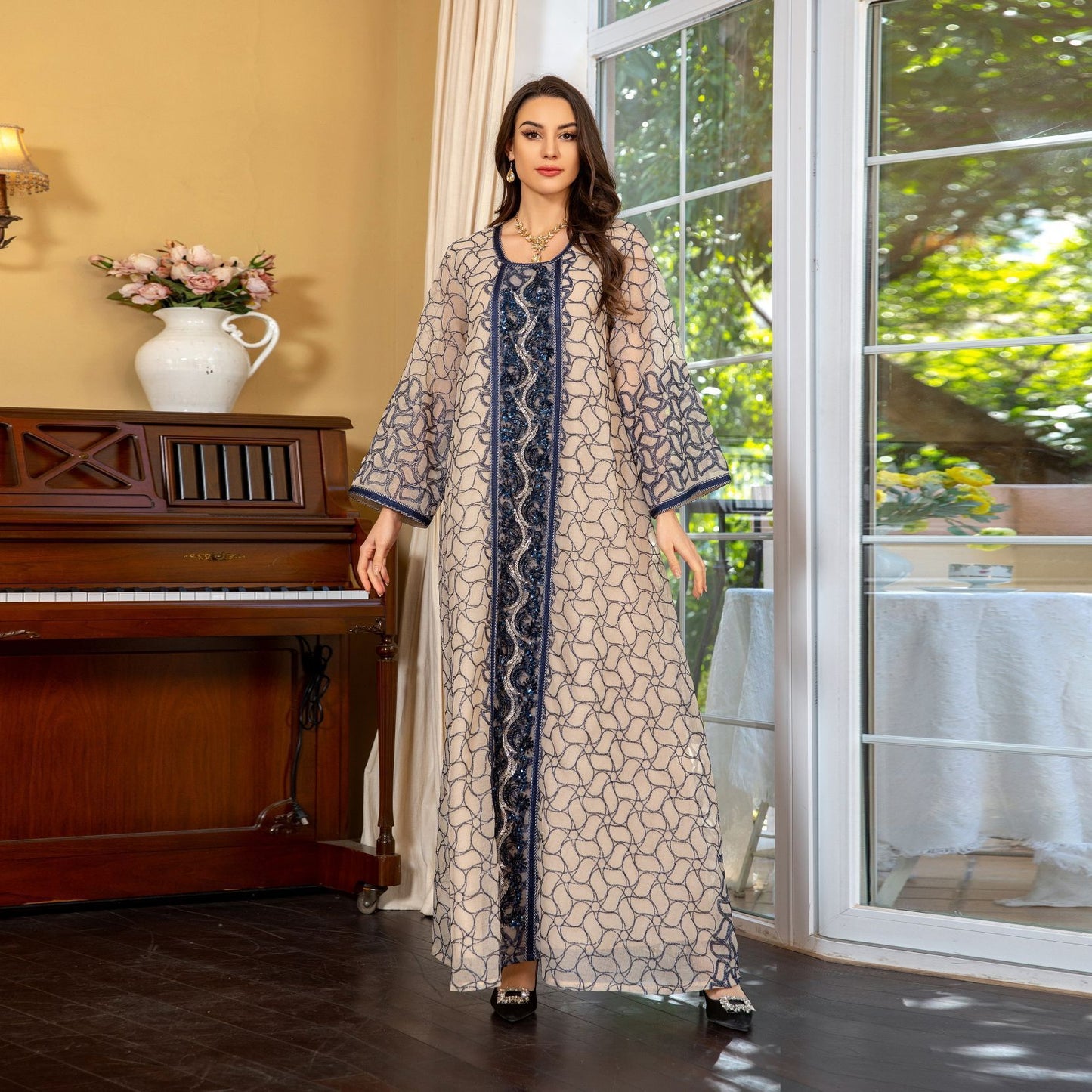 Robe Traditionnelle Brodée – Motif Filet avec Bande Contrastante