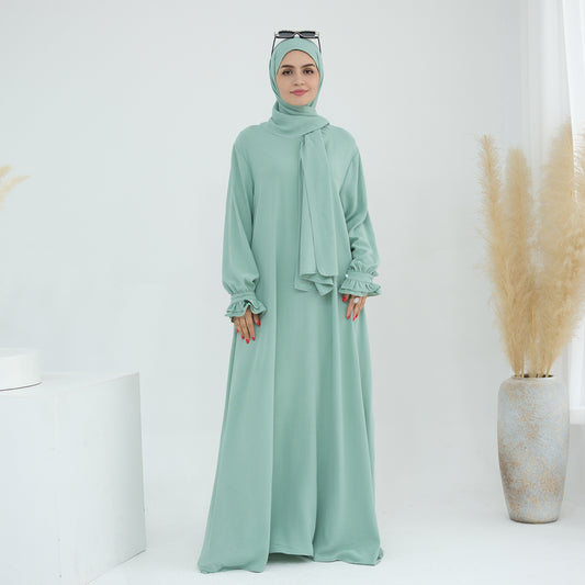 Douceur & élégance dans un style moderne. Découvrez cette abaya au design fluide et léger, sublimée par ses manches à volants délicates