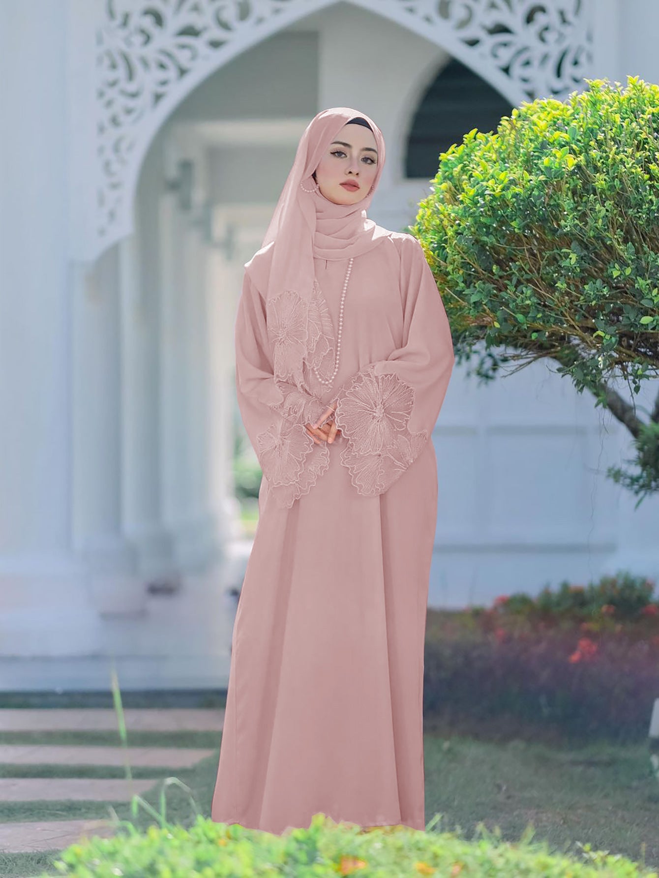 Abaya Élégante Brodée – Manches Florales & Coupe Modeste Chic