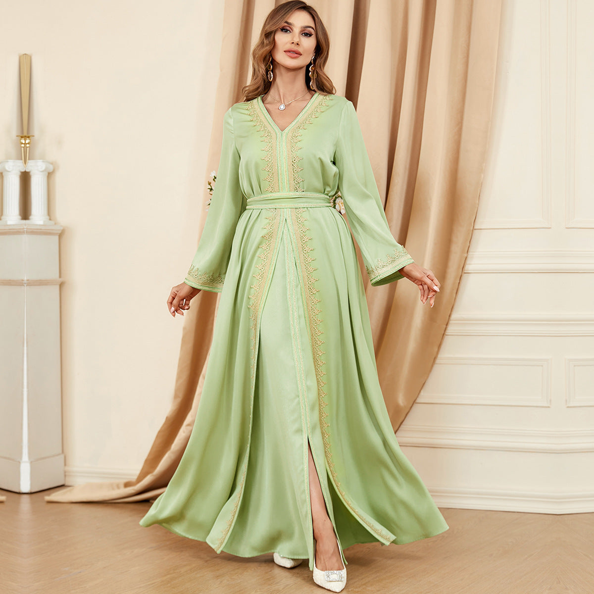 Robe Caftan Orientale Élégante – Broderies Dorées