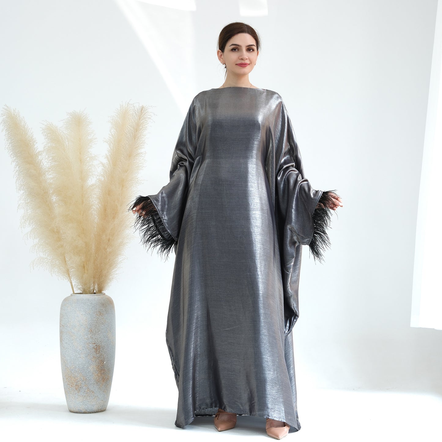 Abaya Luxe Satinée à Manches Chauve-Souris & Finitions Plumes
