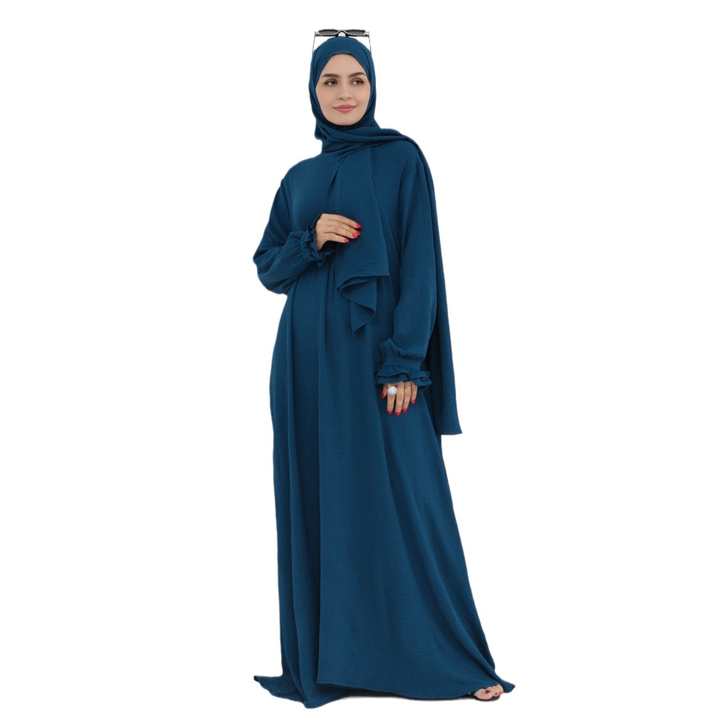 Douceur & élégance dans un style moderne. Découvrez cette abaya au design fluide et léger, sublimée par ses manches à volants délicates