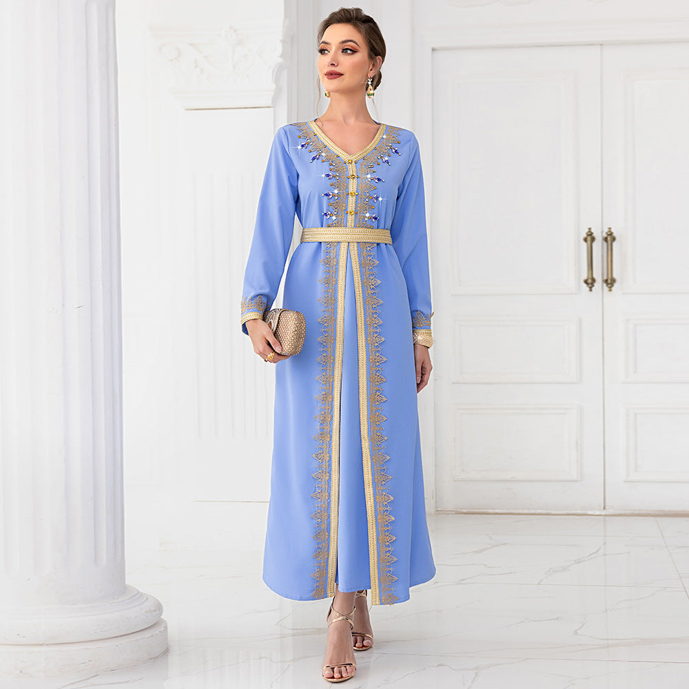 Caftan bleu brodé doré & perles – Élégance tendance pour mariages et soirées