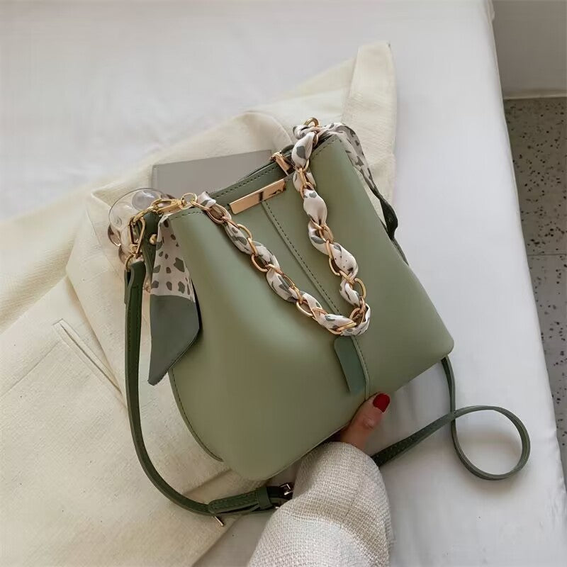 Sac Bandoulière Élégant Femme – Sac Seau avec Chaîne Dorée & Foulard – Sac à Main Chic et Tendance